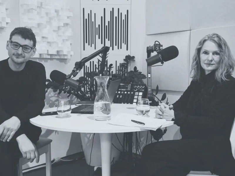 #114 Kein Einzelfall: Was 60 Erlebnisschilderungen über Theaterarbeit erzählen - mit Charlotte Koppenhöfer